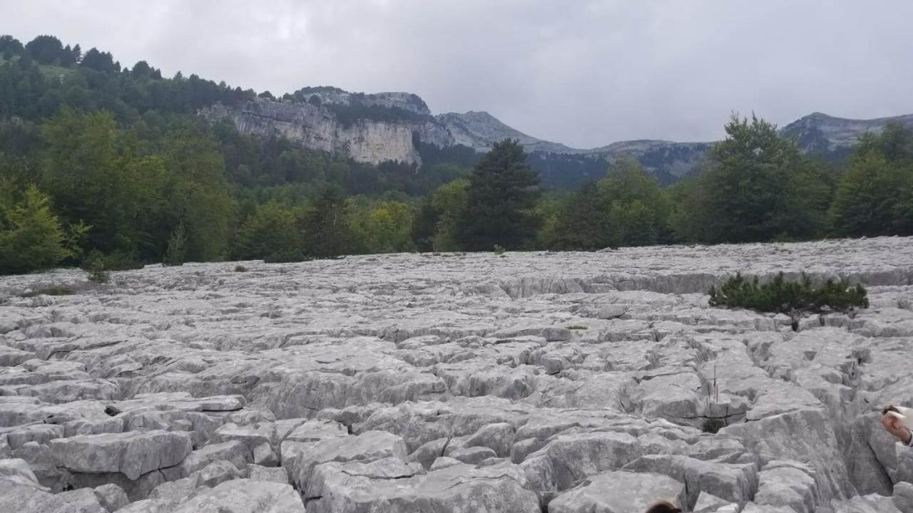 Hotel Bujtina E Tomorrit Ujanik Exteriér fotografie